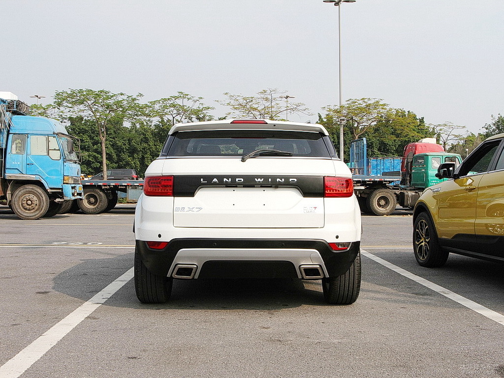 LandWind-X7-12 Land Rover Finally Wins Case Against Chinese Evoque Clone