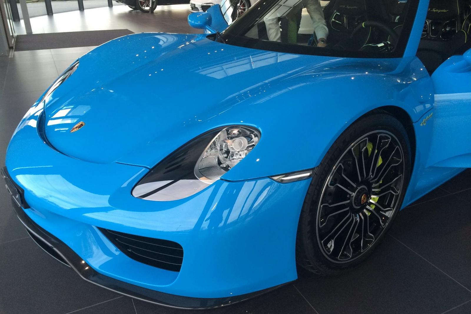 Blue Sets Off Porsche 918 Spyder Very Nicely