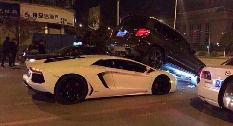  Mercedes GLK Gets A Wedgie From A Lamborghini Aventador In China