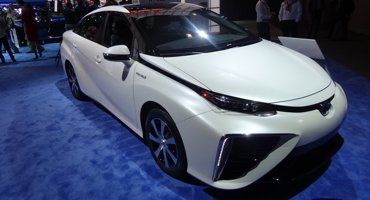  Toyota Gets 1,500 Orders for the Mirai in Japan in One Month