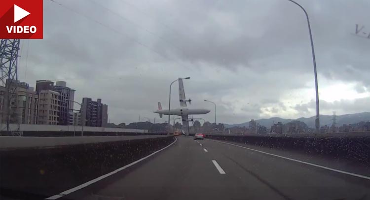  Shocking Dashcam Video Captures TransAsia Plane Crash Into Keelung River in Taipei