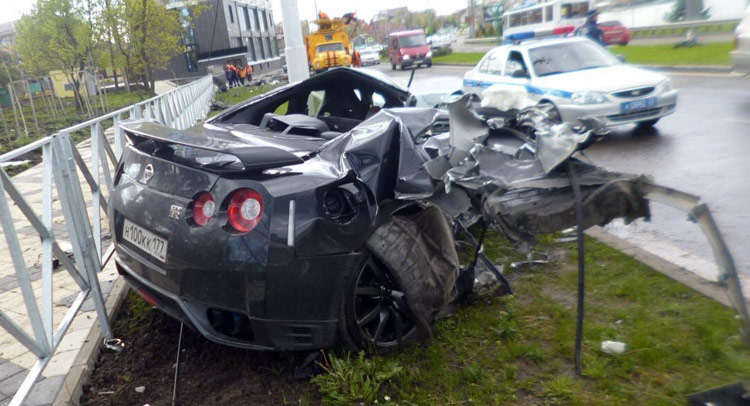  Russian Footballer Crashes Nissan GT-R Into Pole At 105mph Or 170km/h And Walks Away!