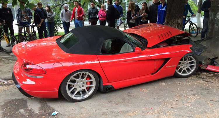  Speeding Dodge Viper SRT10 Knocks Out Two Cars And A Tree In Ukraine