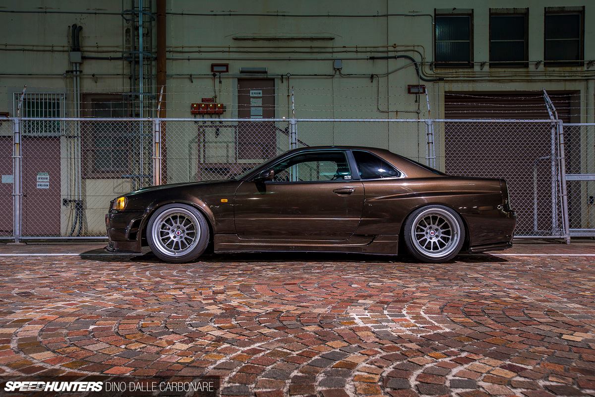 Custom Wheels Look At Home On Iconic Nissan Skyline GT-R R34 | Carscoops