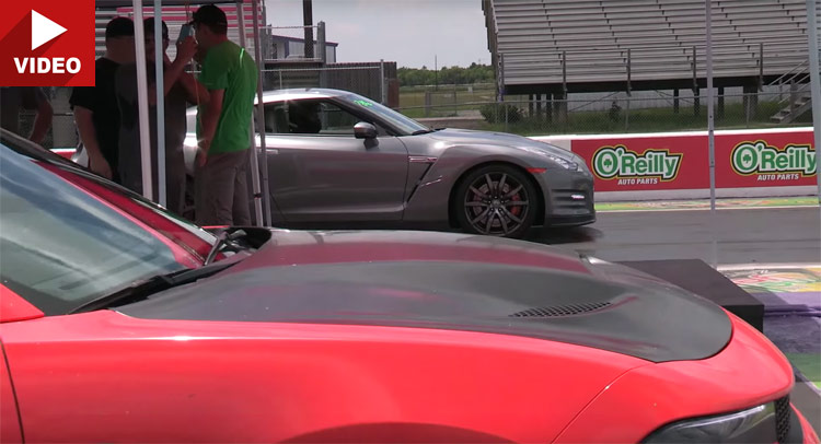  Dodge Charger Hellcat Challenges Nissan GT-R To 1/4 Mile Race