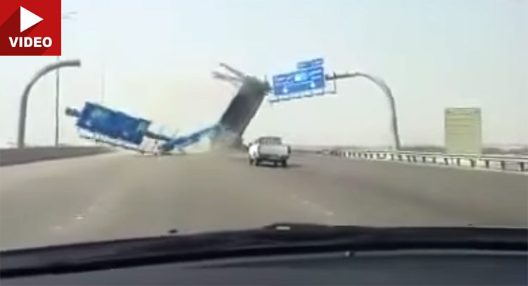  Erect Truck Bangs Road Sign In Saudi Arabia