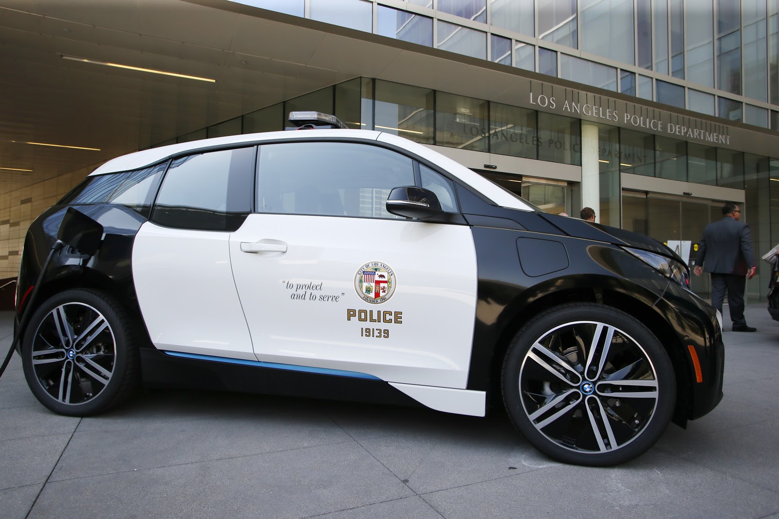 Polícia de Los Angeles agora armada com um Tesla P85D - Meio Bit