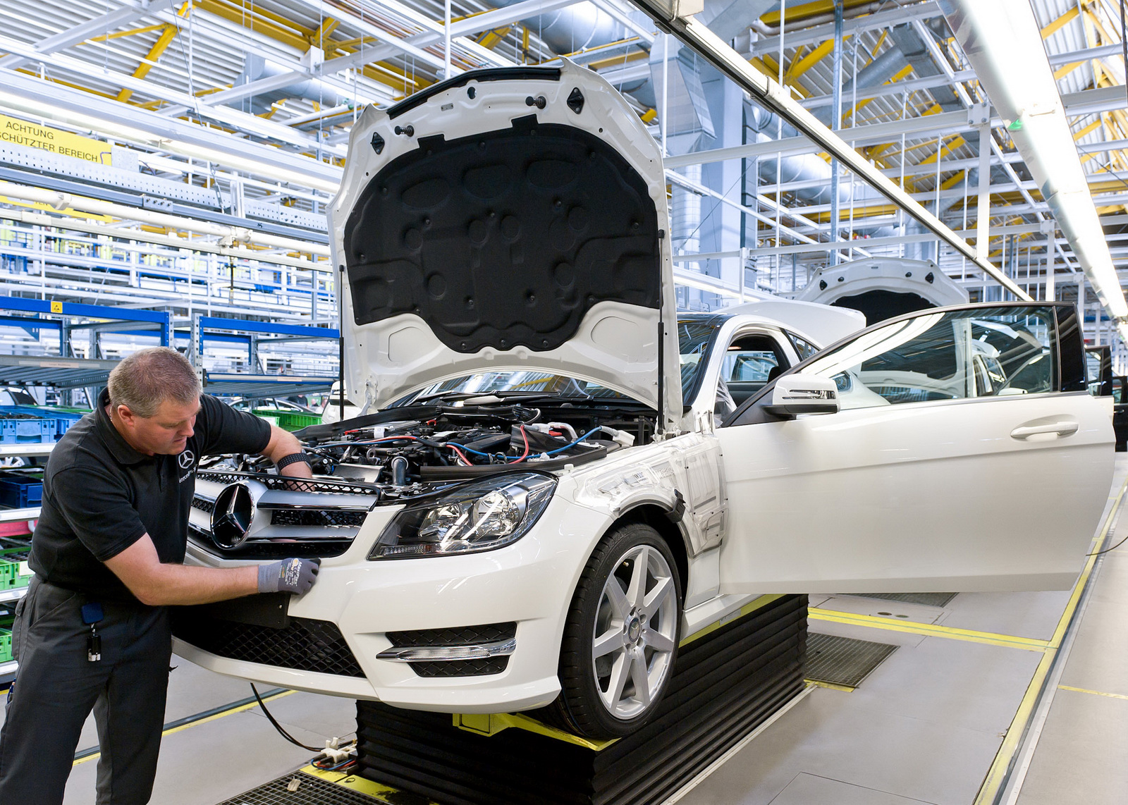 В каких городах производятся машины. Завод Мерседес Бенц в Германии. Mercedes-Benz Daimler. Завод Mercedes-Benz Manufacturing. Мерседес Даймлер Бенц.