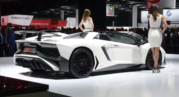 Lamborghini’s Aventador SV Roadster Too Hot To Go By Unnoticed