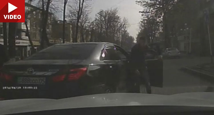  Two Men Vs. Woman In Fresh Road Rage Footage