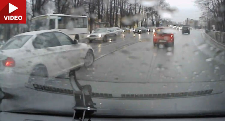  E90 BMW Driver Has Sudden Brain Glitch In Traffic