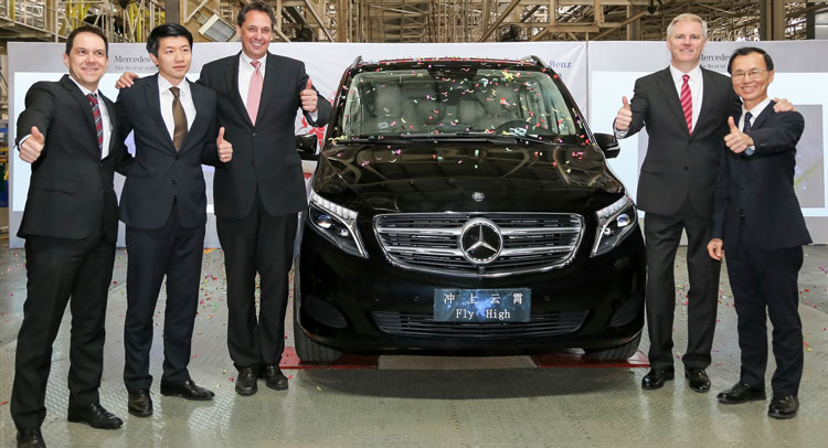  Mercedes-Benz Showcases Chinese-Made V-Class