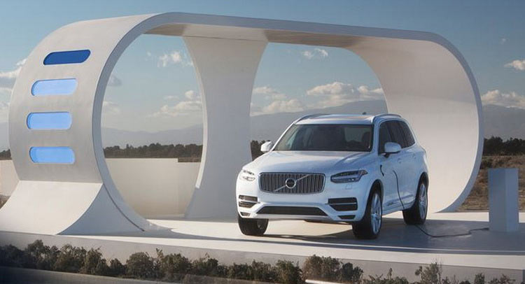  Volvo’s XC90 T8 Takes Advantage Of Other Cars In New Highway Robbery Spot