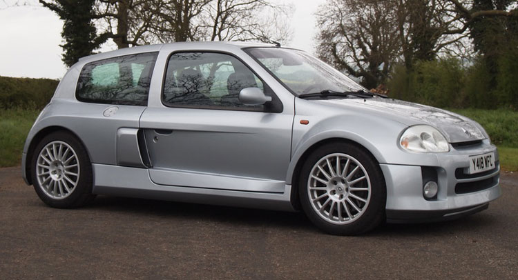  A Renault Clio V6 Could Spice Up Your Free Time