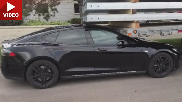  Parked Tesla Model S Crashes On Trailer; Is Summon Mode To Blame?