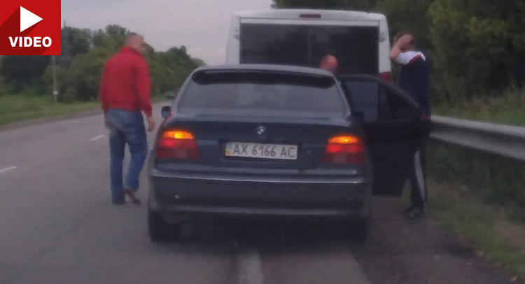  E39 BMW Unable To Avoid Crash After Dangerous Overtaking
