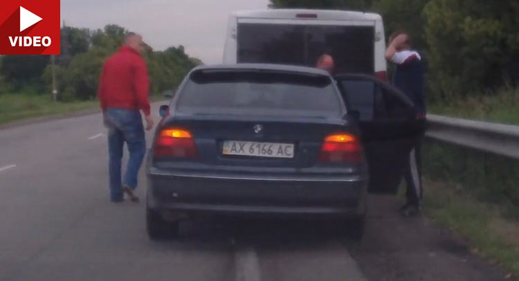 E39 BMW Unable To Avoid Crash After Dangerous Overtaking