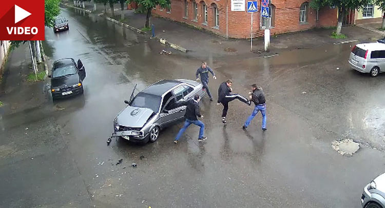  Russian Traffic Accident Leads To Genuine Street Fight