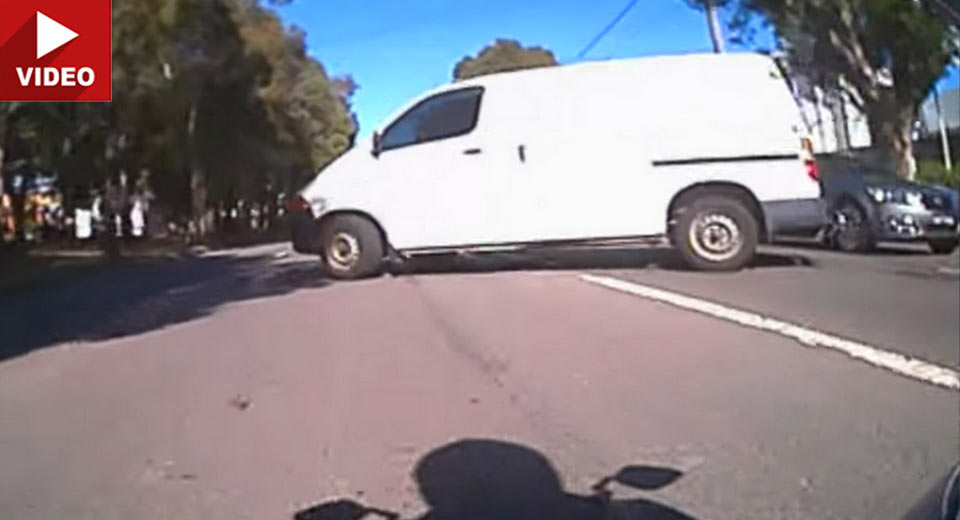 Rider Crashes His Kawasaki ZX-14R Into A Van In Sydney