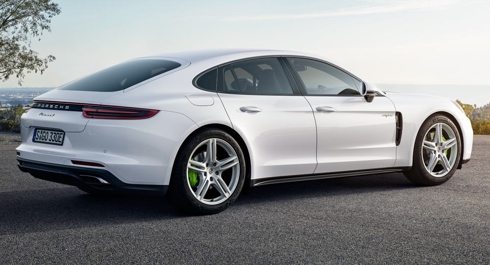  2017 Porsche Panamera 4 E-Hybrid Growls With 462 HP, Sips Only 2.5 L/100 Km