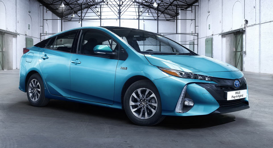  Toyota Brings Its New Prius To Paris, Says It Consumes Just 1 Liter Per 100 Km