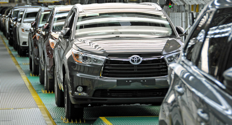  Toyota Recalls 2016 Highlander SUVs Over Faulty Brake Fluid Warning Light