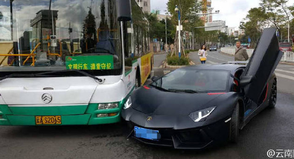 Ouch! Lamborghini Aventador Makes Light Contact With Bus In China