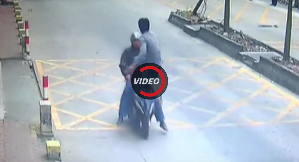  Man Karate Kicks Phone Thief Off Speeding Scooter