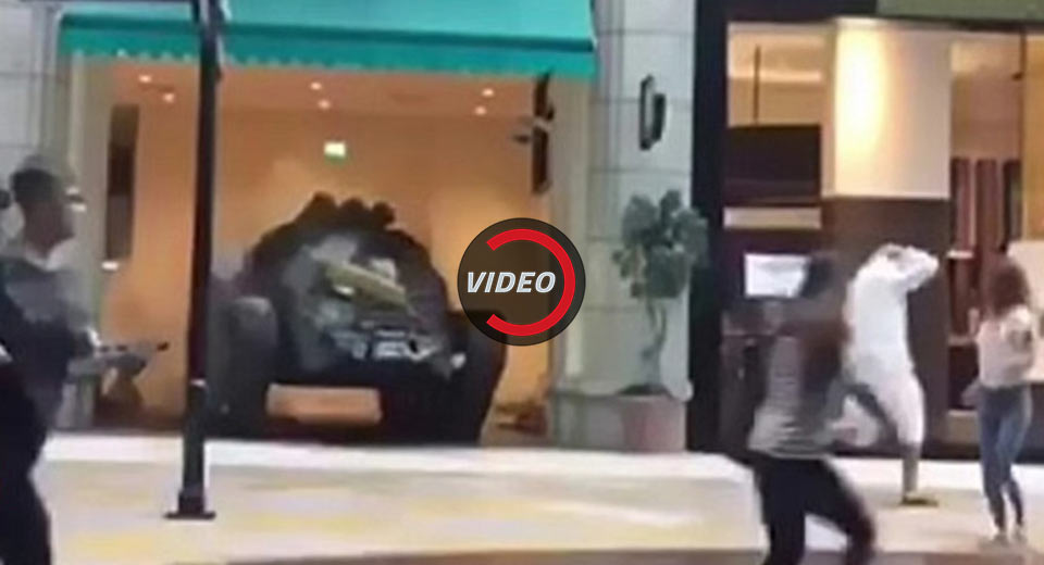  Jeremy Clarkson Drives A Tank Through The Wall In Dubai Shopping Mall