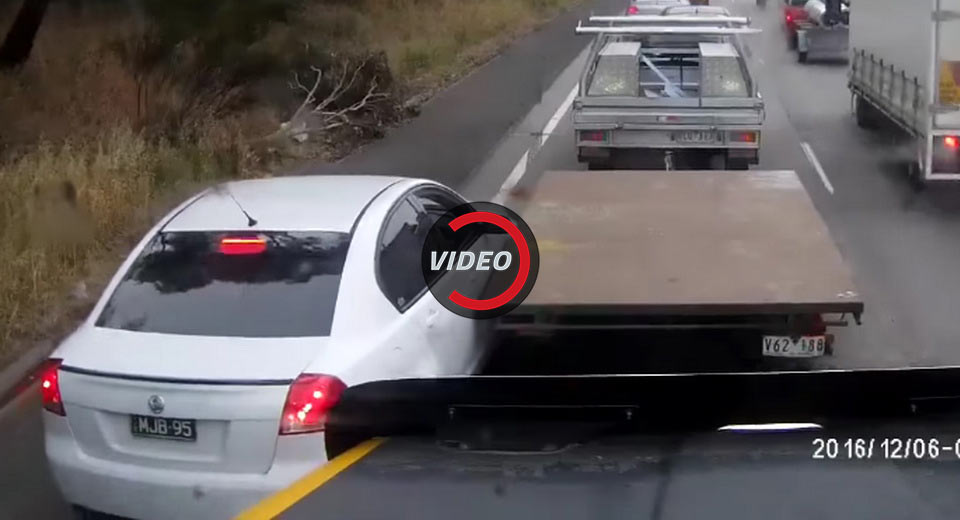 Pushy Driver Tries To Squeeze Between Trailer And Truck