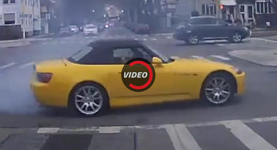  Honda S2000 Driver Does Donuts At A Red Light