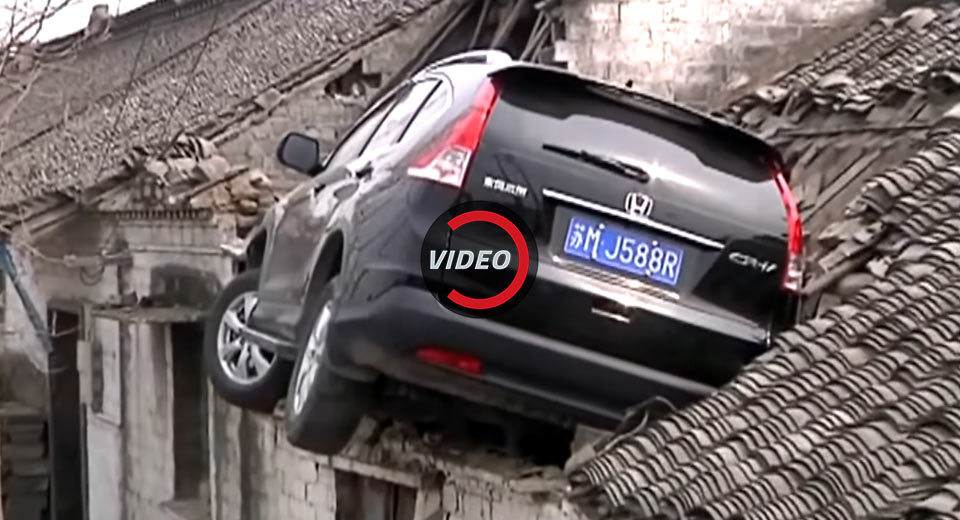  Honda CR-V Crashes Into The Roof Of A House In China