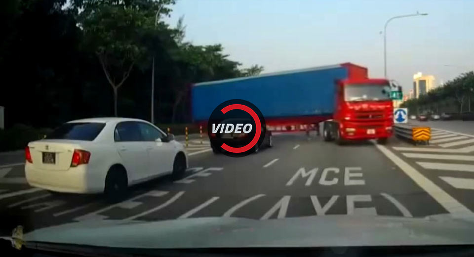 Whoa! Truck Driver Blocks Highway To Make A U-Turn