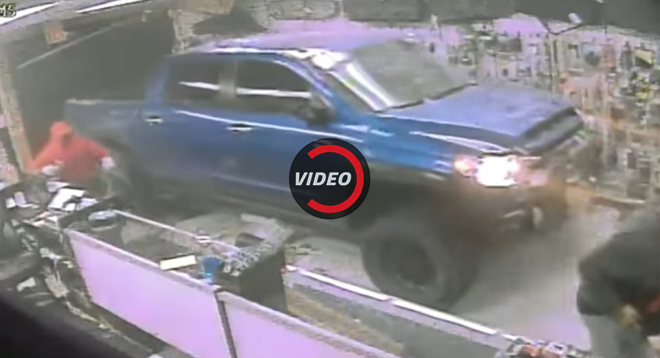  Watch Thieves Drive A Stolen Toyota Tundra Into A Gun Shop