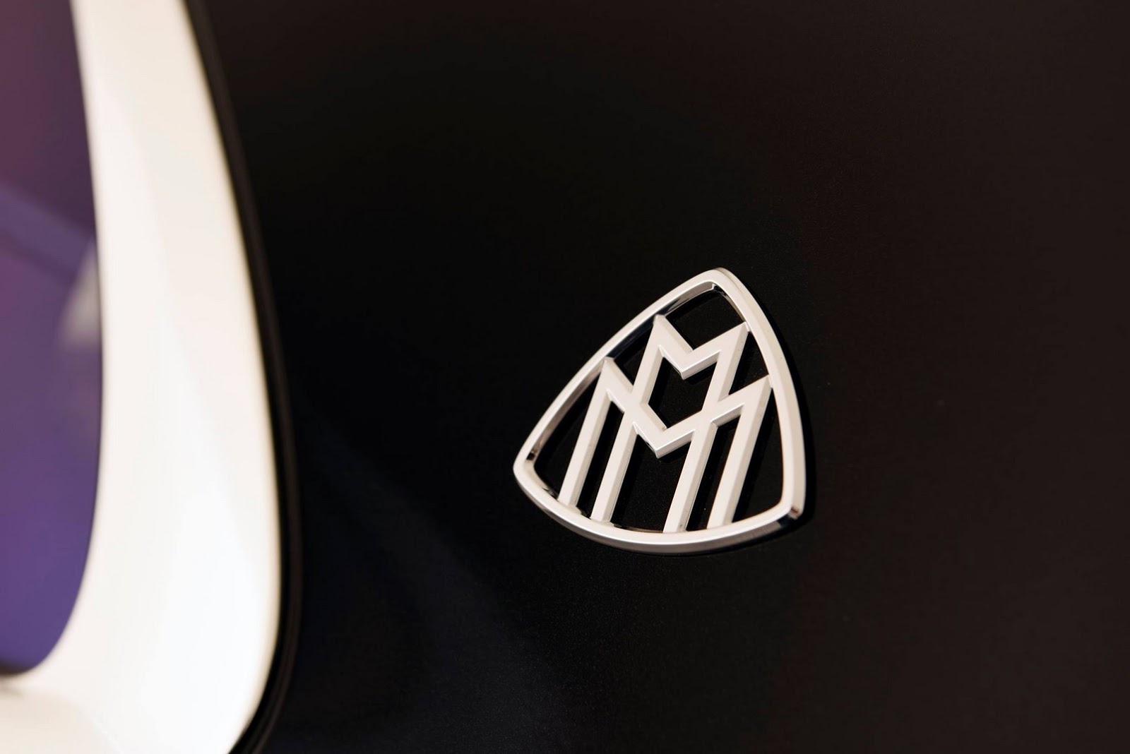 Знак майбах. Майбах значок. Эмблемы авто Maybax. Символ Майбаха значок. Светящийся логотип Майбах.
