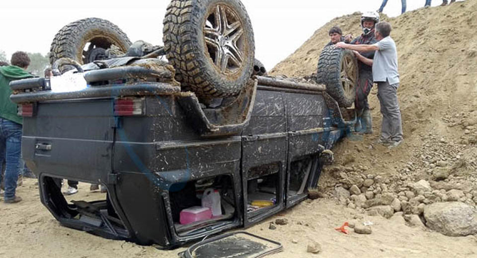  Mercedes G-Wagon Ends Up On Its Roof During Off-Roading Event