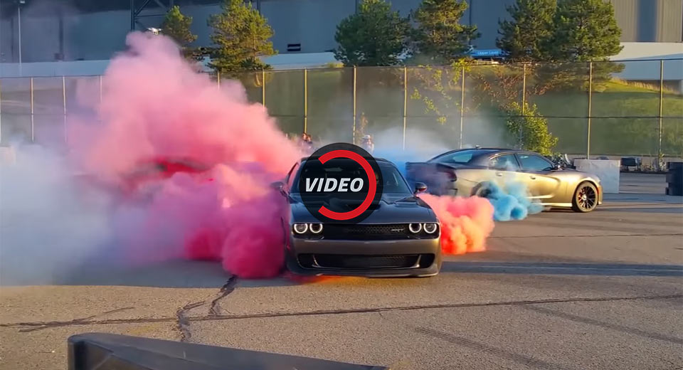 Dodge Viper Faces The Two Hellcats In Colorful Tug Of War