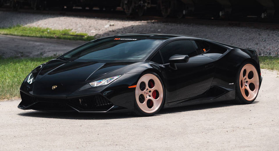 Lamborghini Huracan Poses With Countach-Inspired Wheels