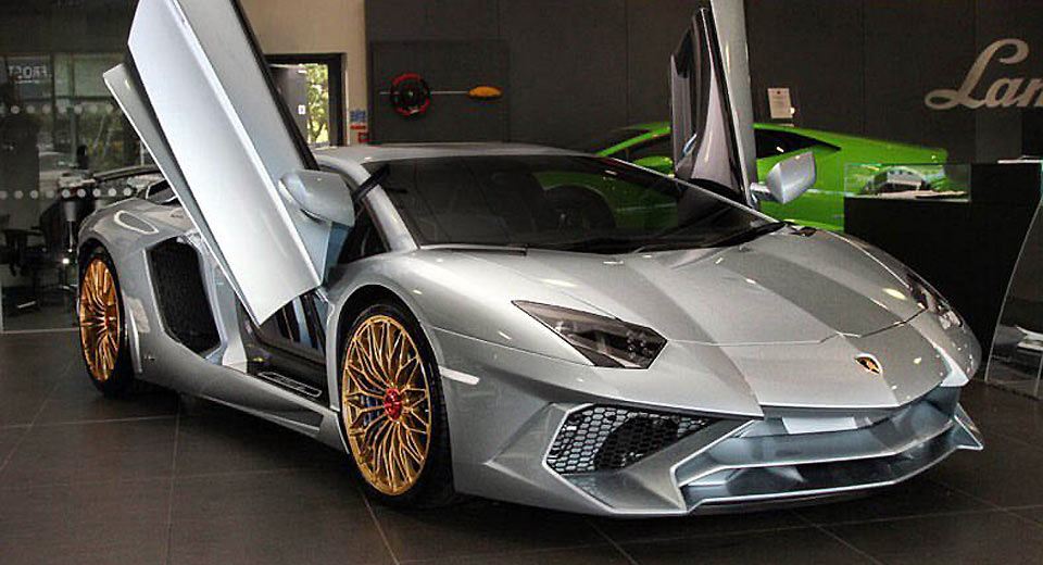 The Last Aventador SV Is the Most Special With Porsche 918 Paint