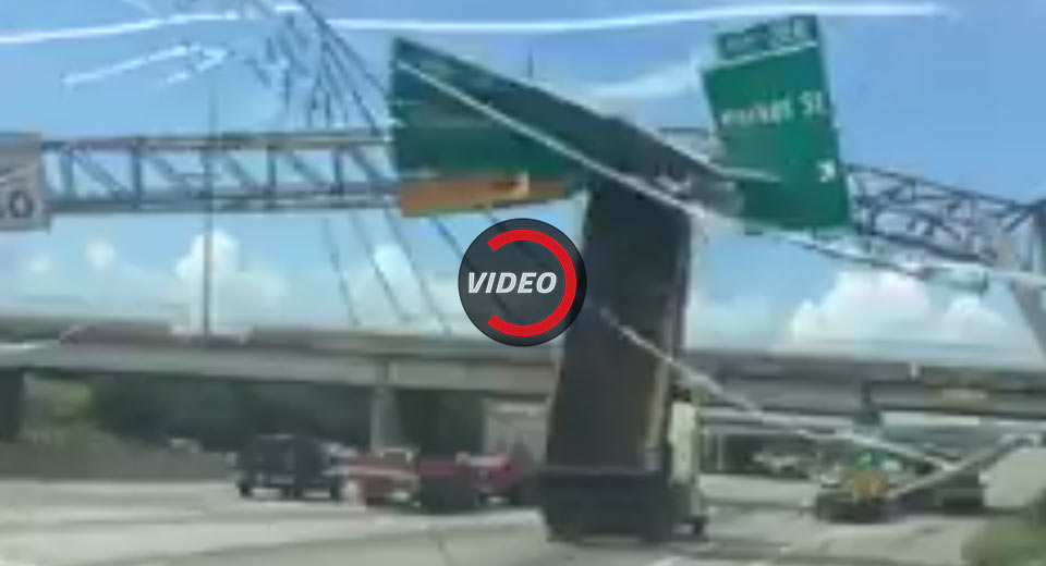  Dump Truck Driver Smashes Into Highway Sign In Texas