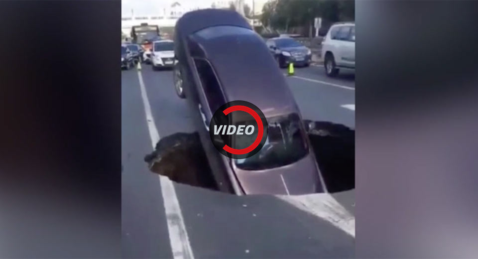 Rolls-Royce Ghost Swallowed By Chinese Sinkhole