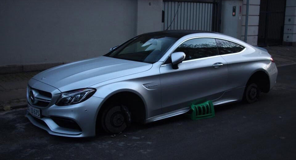  Mercedes-AMG C63 Coupe Damaged After Wheel Thieves Leave It On Plastic Crates