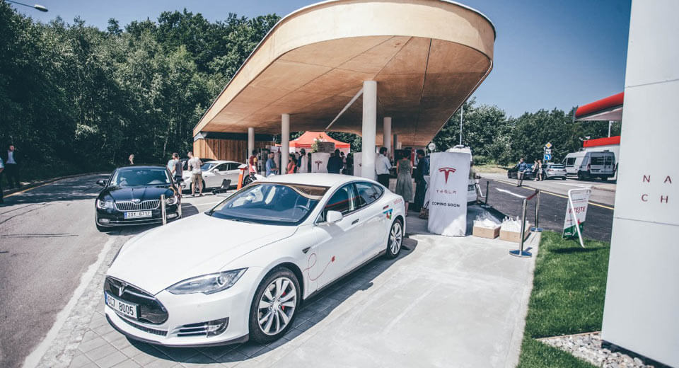  Tesla Says Certain Owners Can No Longer Use Superchargers