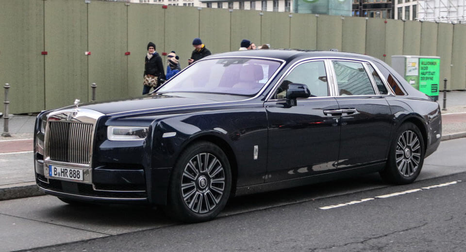  New Rolls-Royce Phantom Spotted In Traffic Looking Larger Than Life