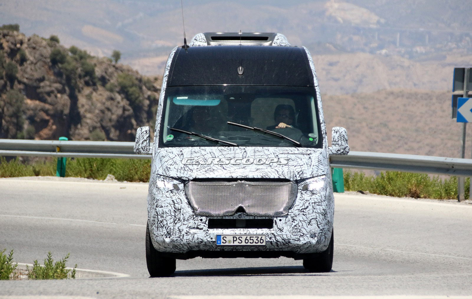 2019-mercedes-benz-sprinter-8 2019 Mercedes-Benz Sprinter To Debut On February 6