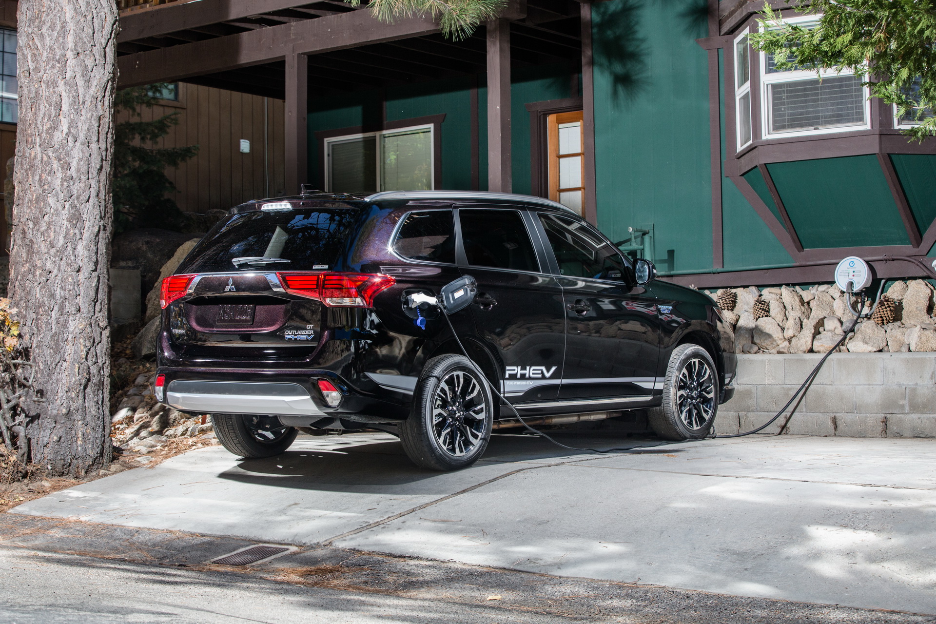 2018 Mitsubishi Outlander PHEV Mitsubishi Celebrates More Than 100,000 Outlander PHEVs Sold In Europe