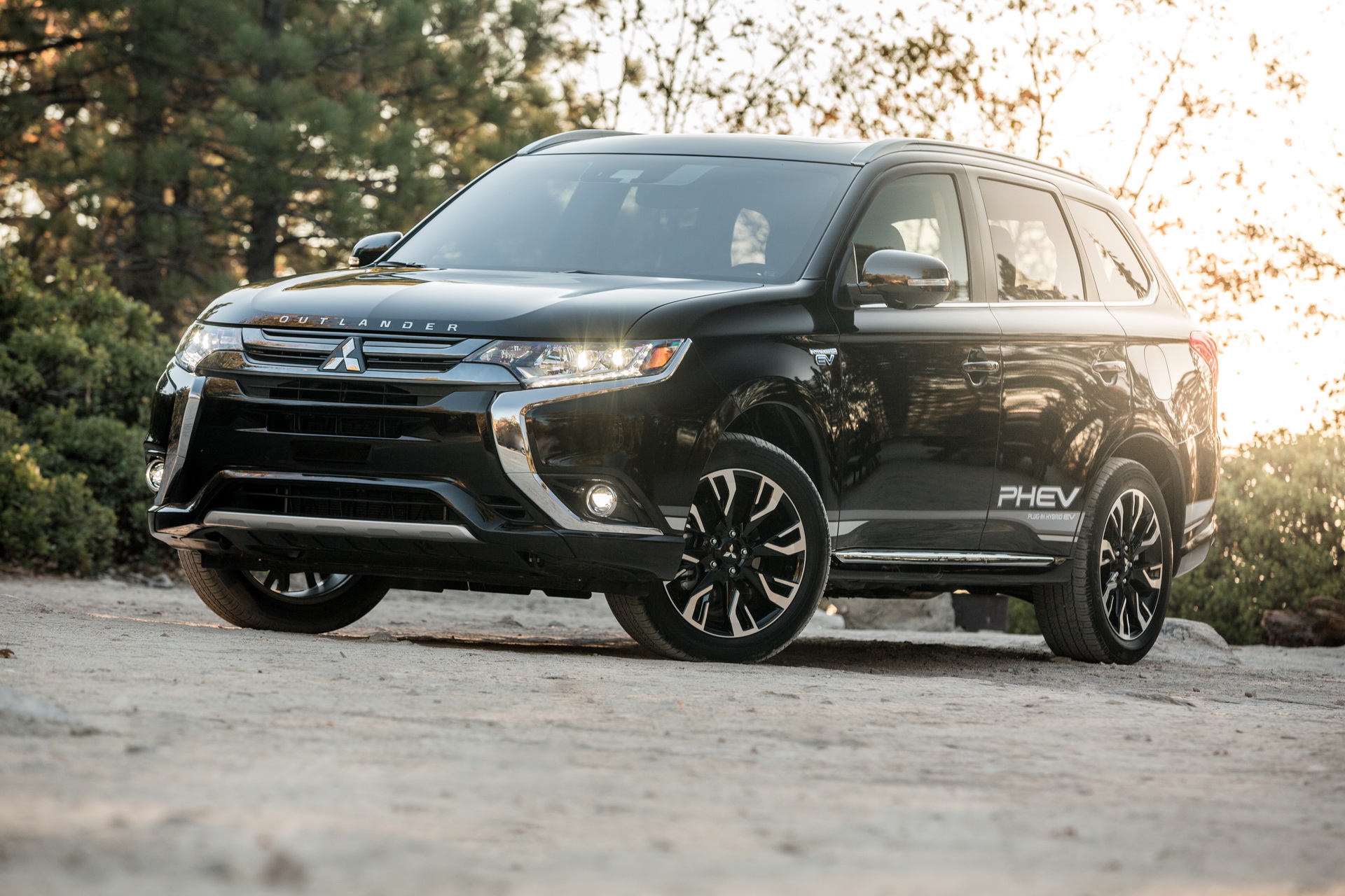 2018 Mitsubishi Outlander PHEV Mitsubishi Celebrates More Than 100,000 Outlander PHEVs Sold In Europe