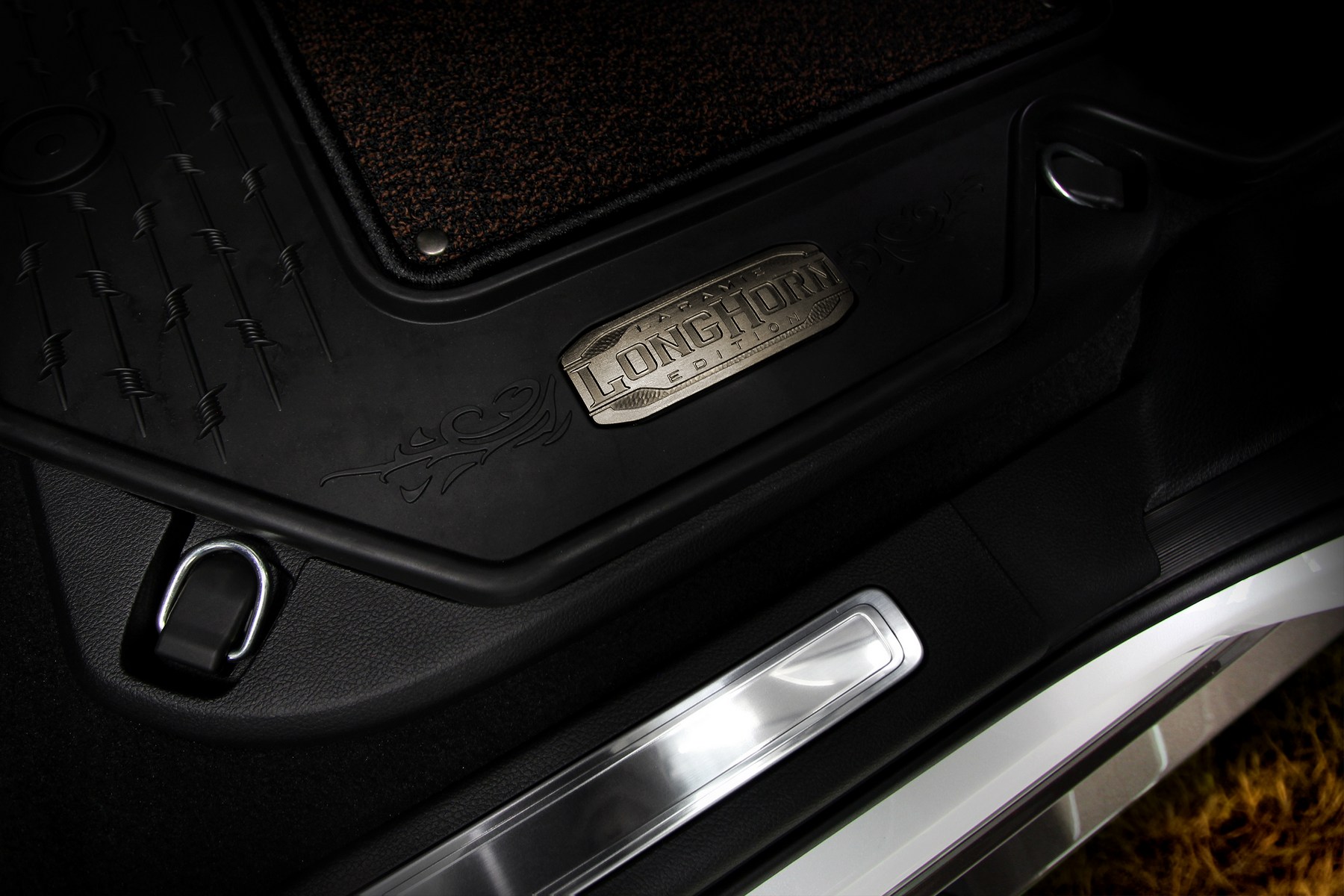 2019 Ram 1500 Laramie Longhorn – Hybrid Floor Mat Detail 2019 Ram 1500 Laramie Longhorn Wants To Be The S-Class Of Pickups