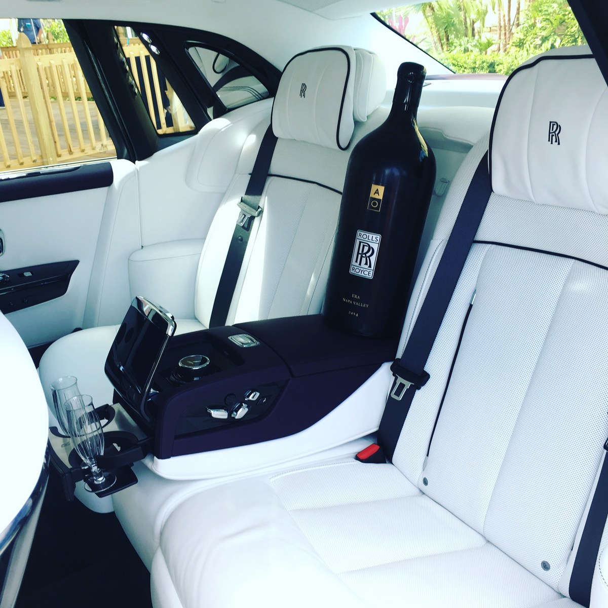 Rolls-Royce-Phantom-13 First New Rolls-Royce Phantom Auctioned Off For $780,000