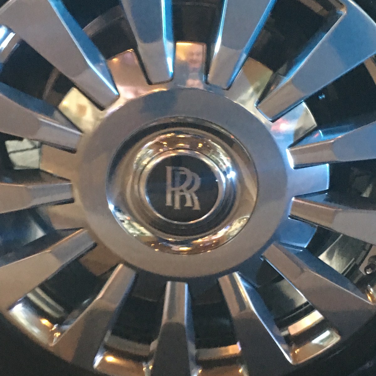 Rolls-Royce-Phantom-8 First New Rolls-Royce Phantom Auctioned Off For $780,000